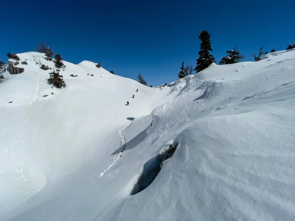 Équipe Alpinistes Faisant Des Randonnées Hivernales Dans Des Montagnes Insolites — Photo