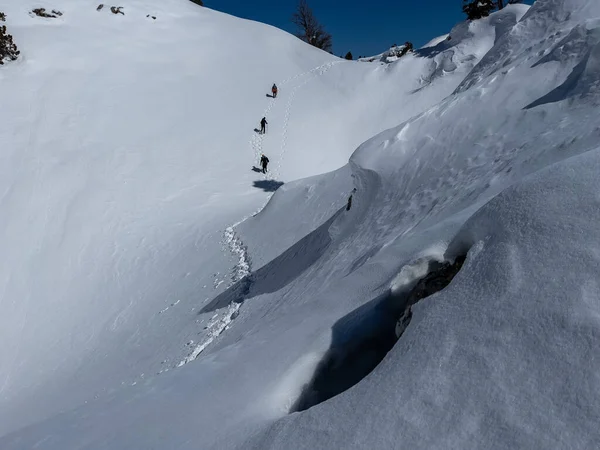 Squadra Alpinisti Che Trekking Invernale Montagne Insolite Pericolose Spaventose — Foto Stock