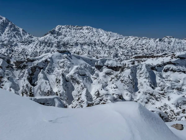 コニャとアンタルヤの間に広がるギデン ゲルメス山脈は タウルス山脈の延長である これは 動物のためのトルコで最も豊かな場所の一つです 大雪が山々を覆うように その風光明媚な美しさは自然愛好家を魅了します — ストック写真