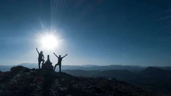 Celebrando Éxito Juntos Los Picos Montañas Desafiantes — Foto de Stock