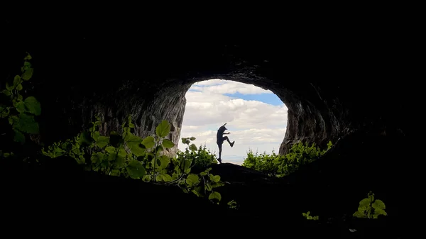 Les Mouvements Énergiques Garçon Aventureux Dans Grotte — Photo