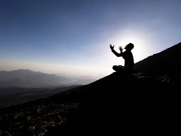 Man Begging Praying God Top Mountains — Stock Fotó