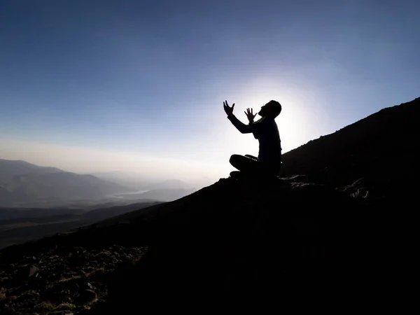 Man Begging Praying God Top Mountains — Stock Fotó