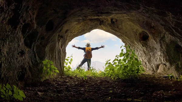 Mountaineer Explorer Cave Curiosity Excursion — Foto de Stock