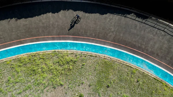 骑自行车的人和他的影子骑自行车在速度场 — 图库照片