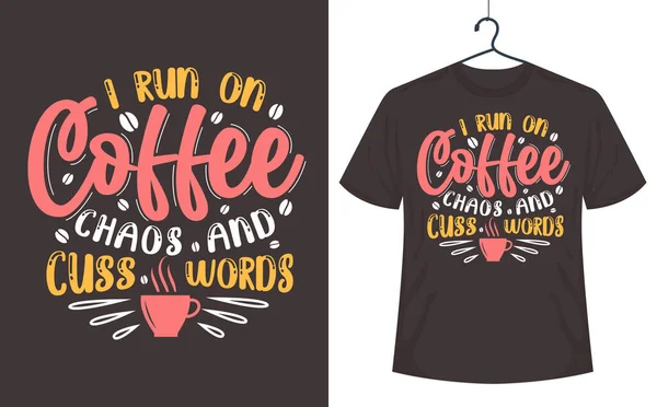 コーヒーのTシャツのデザイン コーヒーの混乱の上で実行し 言葉をカス — ストックベクタ