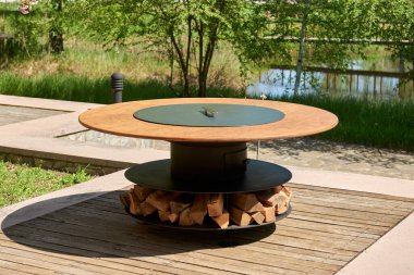 Tencere dibin kara seninki benden kara, seninki benden kara. Yuvarlak masa pişirme yüzeyi. Arka bahçede sıcak barbekü