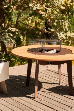 Tencere dibin kara seninki benden kara, seninki benden kara. Yuvarlak masa pişirme yüzeyi. Arka bahçede sıcak barbekü