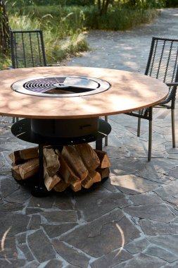 Tencere dibin kara seninki benden kara, seninki benden kara. Yuvarlak masa pişirme yüzeyi. Arka bahçede sıcak barbekü