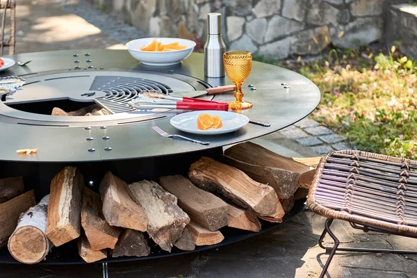 Kettle Grill Pit with Cast Iron Grid with flames . Round table-cooking surface. Hot BBQ on Backyard — Stock Photo, Image