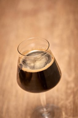 Bar tezgahında bira dolduruyorum. Kadeh kaldırma Barda büyük el yapımı bira