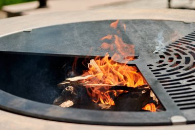 Tencere dibin kara seninki benden kara, seninki benden kara. Yuvarlak masa pişirme yüzeyi. Arka bahçede sıcak barbekü