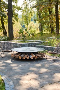 Tencere dibin kara seninki benden kara, seninki benden kara. Yuvarlak masa pişirme yüzeyi. Arka bahçede sıcak barbekü