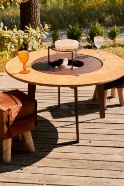 Tencere dibin kara seninki benden kara, seninki benden kara. Yuvarlak masa pişirme yüzeyi. Arka bahçede sıcak barbekü