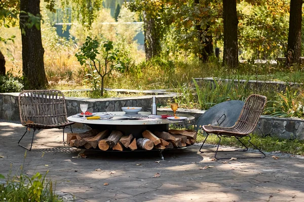 Wasserkocher Grill Pit mit Gusseisen Grid mit Flammen. Runder Tisch-Kochfläche. Heißer Grill im Hinterhof — Stockfoto