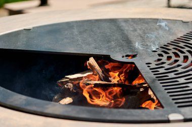 Tencere dibin kara seninki benden kara, seninki benden kara. Yuvarlak masa pişirme yüzeyi. Arka bahçede sıcak barbekü