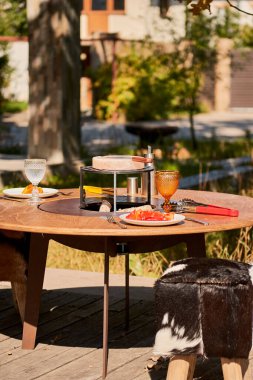 Tencere dibin kara seninki benden kara, seninki benden kara. Yuvarlak masa pişirme yüzeyi. Arka bahçede sıcak barbekü