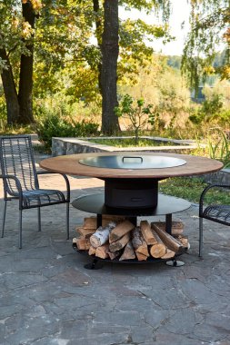 Tencere dibin kara seninki benden kara, seninki benden kara. Yuvarlak masa pişirme yüzeyi. Arka bahçede sıcak barbekü