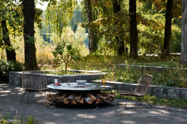 Demir Şebeke 'li Kettle Grill Pit. Yakacak odunlu yuvarlak masa pişirme yüzeyi. Arka bahçede paslanmaz çelik ızgaralı barbekü ızgarası hazır ızgara yemeği. İçinde alevler olan ızgara..