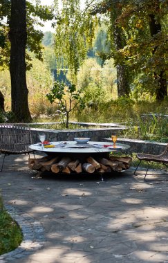 Demir Şebeke 'li Kettle Grill Pit. Yakacak odunlu yuvarlak masa pişirme yüzeyi. Arka bahçede paslanmaz çelik ızgaralı barbekü ızgarası hazır ızgara yemeği. İçinde alevler olan ızgara..