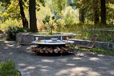 Demir Şebeke 'li Kettle Grill Pit. Yakacak odunlu yuvarlak masa pişirme yüzeyi. Arka bahçede paslanmaz çelik ızgaralı barbekü ızgarası hazır ızgara yemeği. İçinde alevler olan ızgara..