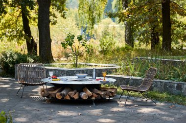 Demir Şebeke 'li Kettle Grill Pit. Yakacak odunlu yuvarlak masa pişirme yüzeyi. Arka bahçede paslanmaz çelik ızgaralı barbekü ızgarası hazır ızgara yemeği. İçinde alevler olan ızgara..