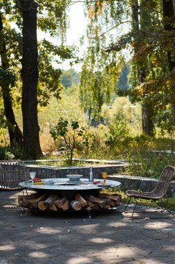 Demir Şebeke 'li Kettle Grill Pit. Yakacak odunlu yuvarlak masa pişirme yüzeyi. Arka bahçede paslanmaz çelik ızgaralı barbekü ızgarası hazır ızgara yemeği. İçinde alevler olan ızgara..