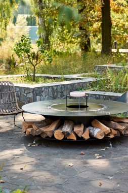 Demir Şebeke 'li Kettle Grill Pit. Yakacak odunlu yuvarlak masa pişirme yüzeyi. Arka bahçede paslanmaz çelik ızgaralı barbekü ızgarası hazır ızgara yemeği. İçinde alevler olan ızgara..