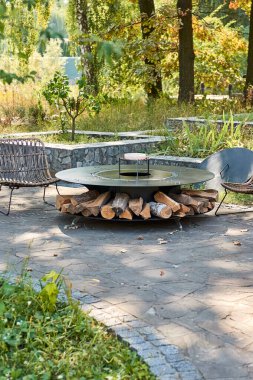 Demir Şebeke 'li Kettle Grill Pit. Yakacak odunlu yuvarlak masa pişirme yüzeyi. Arka bahçede paslanmaz çelik ızgaralı barbekü ızgarası hazır ızgara yemeği. İçinde alevler olan ızgara..