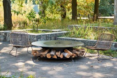 Demir Şebeke 'li Kettle Grill Pit. Yakacak odunlu yuvarlak masa pişirme yüzeyi. Arka bahçede paslanmaz çelik ızgaralı barbekü ızgarası hazır ızgara yemeği. İçinde alevler olan ızgara..