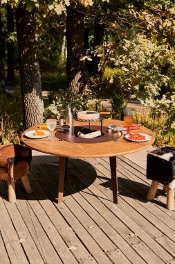 Demir Şebeke 'li Kettle Grill Pit. Yakacak odunlu yuvarlak masa pişirme yüzeyi. Arka bahçede paslanmaz çelik ızgaralı barbekü ızgarası hazır ızgara yemeği. İçinde alevler olan ızgara..