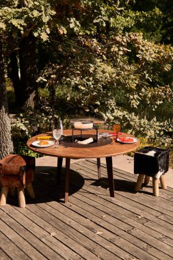 Demir Şebeke 'li Kettle Grill Pit. Yakacak odunlu yuvarlak masa pişirme yüzeyi. Arka bahçede paslanmaz çelik ızgaralı barbekü ızgarası hazır ızgara yemeği. İçinde alevler olan ızgara..