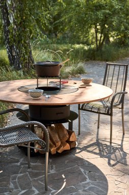 Demir Şebeke 'li Kettle Grill Pit. Yakacak odunlu yuvarlak masa pişirme yüzeyi. Arka bahçede paslanmaz çelik ızgaralı barbekü ızgarası hazır ızgara yemeği. İçinde alevler olan ızgara..