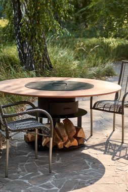 Demir Şebeke 'li Kettle Grill Pit. Yakacak odunlu yuvarlak masa pişirme yüzeyi. Arka bahçede paslanmaz çelik ızgaralı barbekü ızgarası hazır ızgara yemeği. İçinde alevler olan ızgara..