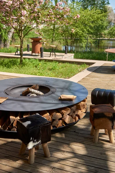 Demir Şebeke 'li Kettle Grill Pit. Yakacak odunlu yuvarlak masa pişirme yüzeyi. Arka bahçede paslanmaz çelik ızgaralı barbekü ızgarası hazır ızgara yemeği. İçinde alevler olan ızgara..