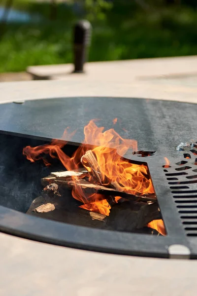Tencere dibin kara seninki benden kara, seninki benden kara. Yuvarlak masa pişirme yüzeyi. Arka bahçede paslanmaz çelik ızgaralı barbekü ızgarası hazır ızgara yemeği. İçinde alevler olan ızgara..