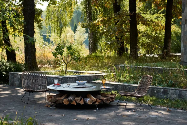 Demir Şebeke 'li Kettle Grill Pit. Yakacak odunlu yuvarlak masa pişirme yüzeyi. Arka bahçede paslanmaz çelik ızgaralı barbekü ızgarası hazır ızgara yemeği. İçinde alevler olan ızgara..