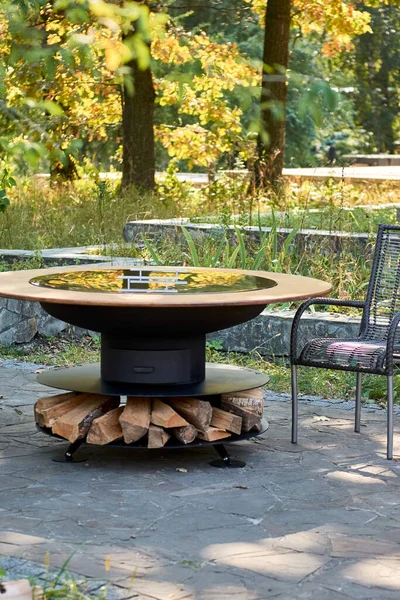Wasserkocher Grill Pit Mit Gusseisen Gitter Runde Tisch Kochfläche Mit — Stockfoto
