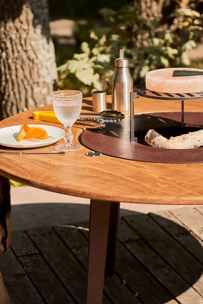 Demir Şebeke 'li Kettle Grill Pit. Yakacak odunlu yuvarlak masa pişirme yüzeyi. Arka bahçede paslanmaz çelik ızgaralı barbekü ızgarası hazır ızgara yemeği. İçinde alevler olan ızgara..