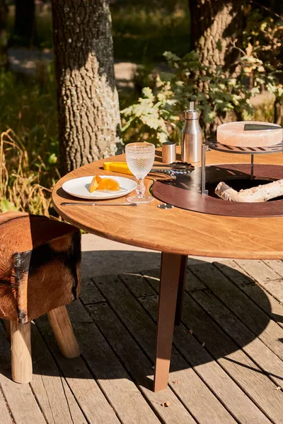 Demir Şebeke 'li Kettle Grill Pit. Yakacak odunlu yuvarlak masa pişirme yüzeyi. Arka bahçede paslanmaz çelik ızgaralı barbekü ızgarası hazır ızgara yemeği. İçinde alevler olan ızgara..