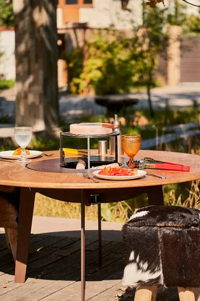Demir Şebeke 'li Kettle Grill Pit. Yakacak odunlu yuvarlak masa pişirme yüzeyi. Arka bahçede paslanmaz çelik ızgaralı barbekü ızgarası hazır ızgara yemeği. İçinde alevler olan ızgara..