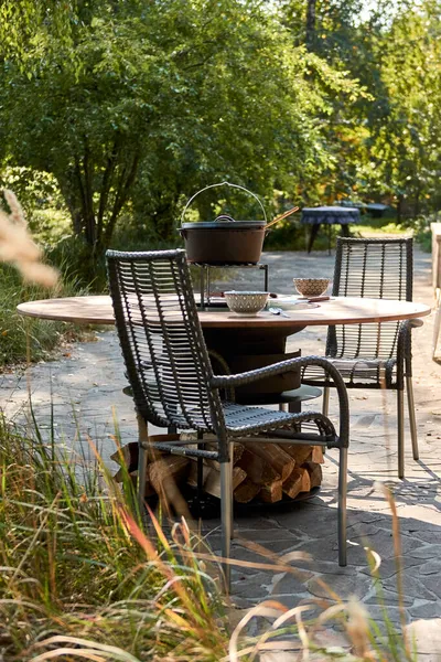 Demir Şebeke 'li Kettle Grill Pit. Yakacak odunlu yuvarlak masa pişirme yüzeyi. Arka bahçede paslanmaz çelik ızgaralı barbekü ızgarası hazır ızgara yemeği. İçinde alevler olan ızgara..