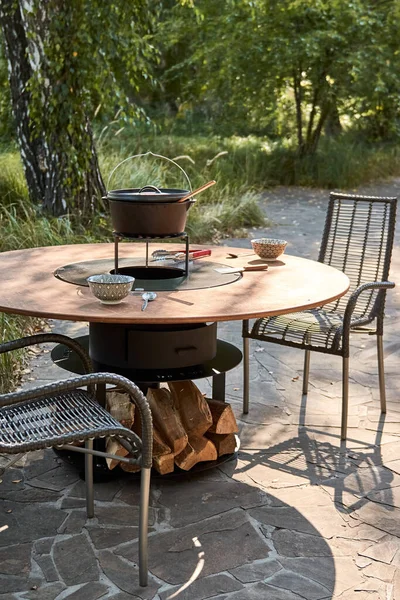 Demir Şebeke 'li Kettle Grill Pit. Yakacak odunlu yuvarlak masa pişirme yüzeyi. Arka bahçede paslanmaz çelik ızgaralı barbekü ızgarası hazır ızgara yemeği. İçinde alevler olan ızgara..