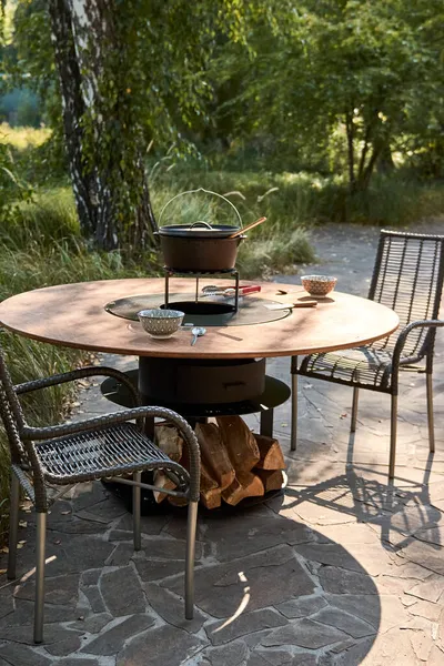Demir Şebeke 'li Kettle Grill Pit. Yakacak odunlu yuvarlak masa pişirme yüzeyi. Arka bahçede paslanmaz çelik ızgaralı barbekü ızgarası hazır ızgara yemeği. İçinde alevler olan ızgara..