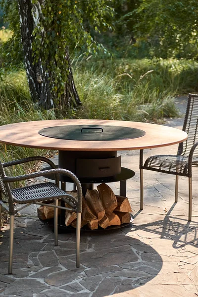 Demir Şebeke 'li Kettle Grill Pit. Yakacak odunlu yuvarlak masa pişirme yüzeyi. Arka bahçede paslanmaz çelik ızgaralı barbekü ızgarası hazır ızgara yemeği. İçinde alevler olan ızgara..