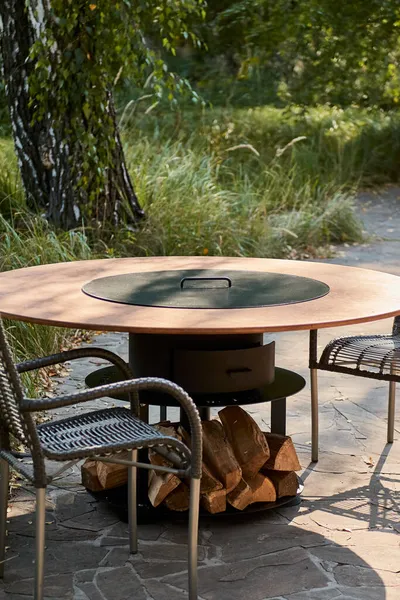 Demir Şebeke 'li Kettle Grill Pit. Yakacak odunlu yuvarlak masa pişirme yüzeyi. Arka bahçede paslanmaz çelik ızgaralı barbekü ızgarası hazır ızgara yemeği. İçinde alevler olan ızgara..