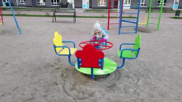 Una Bambina Caucasica Piccolina Sta Oscillando Arrampicandosi Sul Parco Giochi — Video Stock