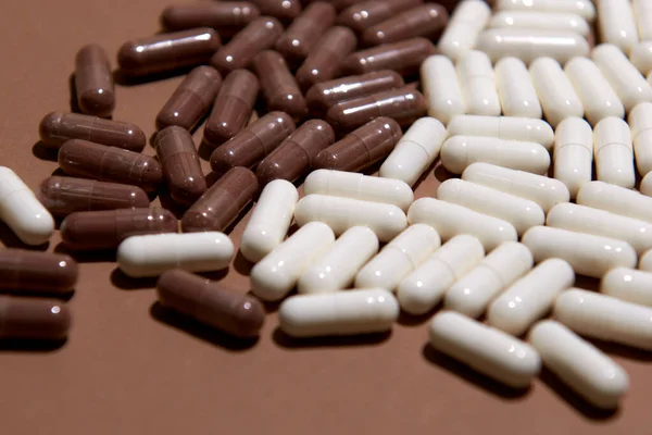 Muitas Pílulas Cápsula Branca Marrom Fundo Colorido Suplementos Medicamentos Que — Fotografia de Stock