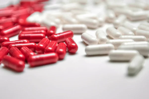 Muitas Pílulas Cápsula Branca Vermelha Fundo Colorido Suplementos Medicamentos Que — Fotografia de Stock