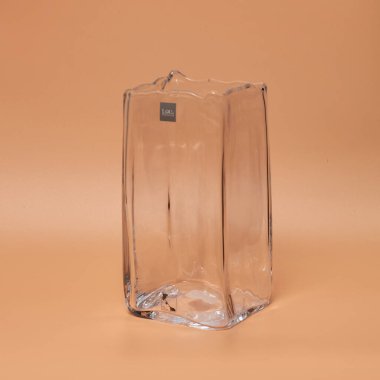 Dekoratif seramik vazo. Çiçek saksısında suni bitkinin güzel çiçek aranjmanı. Ev tasarımında şık iç kompozisyon